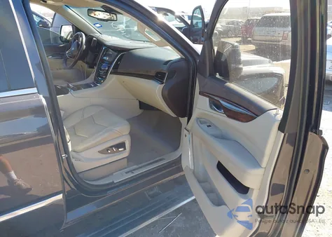 2016 Cadillac Escalade Premium Collection z USA, uszkodzony, nr VIN 1GYS4CKJ3GR145599